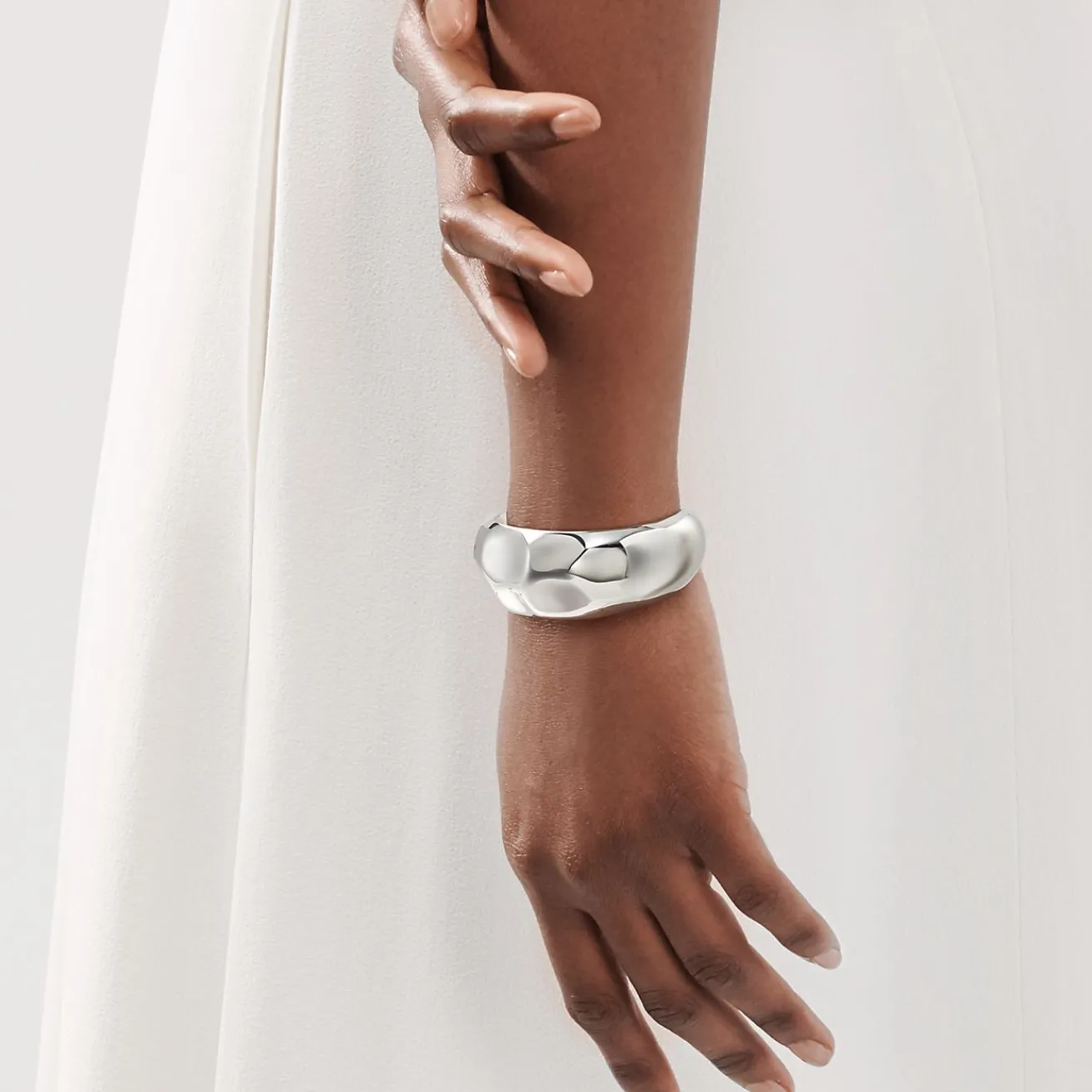 Tiffany & Co. Elsa Peretti® Faceted cuff in sterling silver, medium. | ^ Bracelets|Bold Silver Jewelry