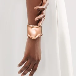 Tiffany & Co. Elsa Peretti® medium Bone cuff in 18k rose gold, 61 mm wide. | ^ Bracelets|Rose Gold Jewelry