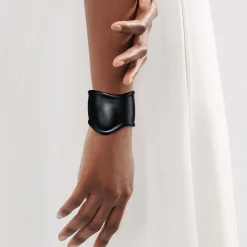 Tiffany & Co. Elsa Peretti® medium Bone cuff in black finish over copper, 61 mm wide. | ^ Bracelets|Elsa Peretti®
