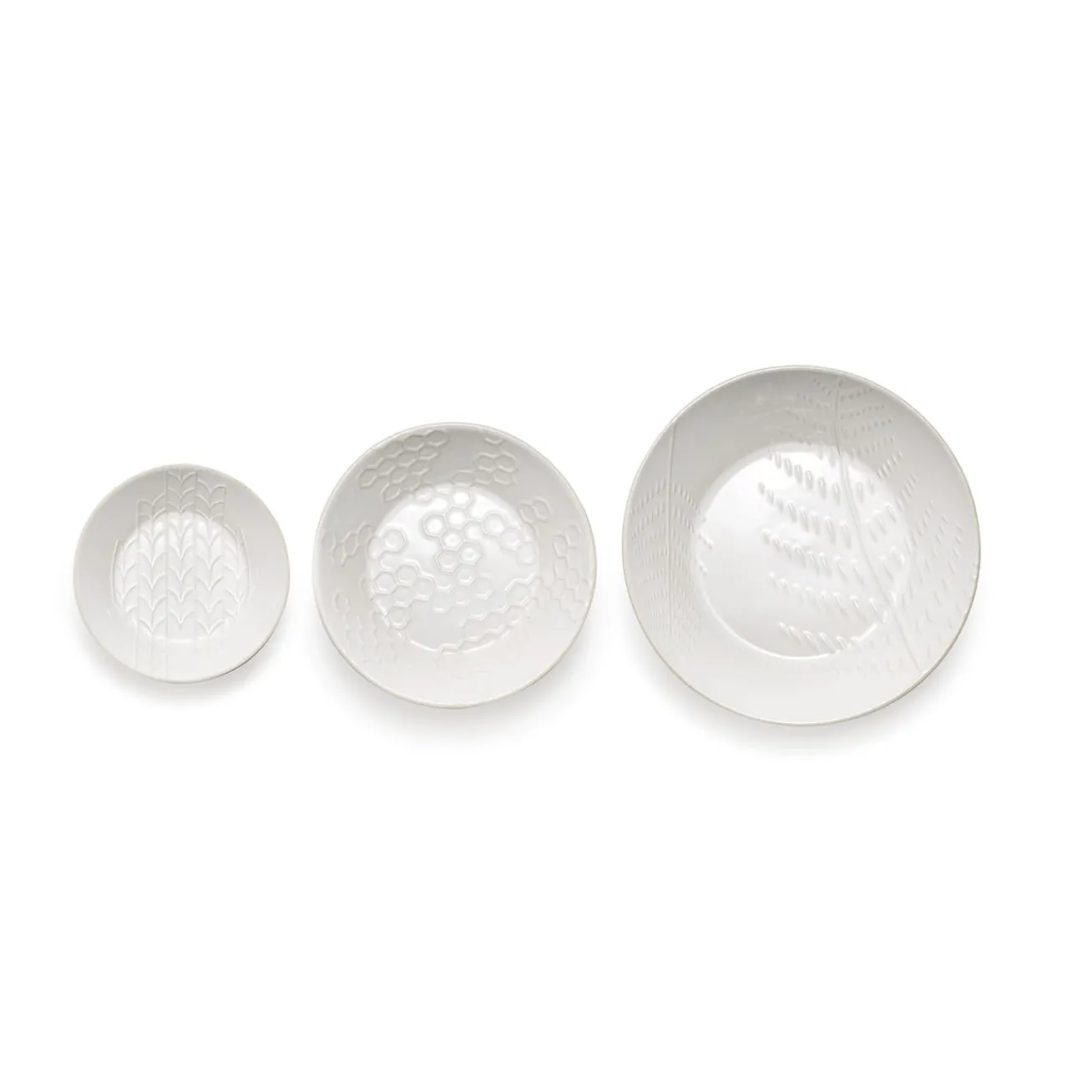 Tiffany & Co. Flora & Fauna nesting bowl set in white stoneware, set of three. | ^ Tableware