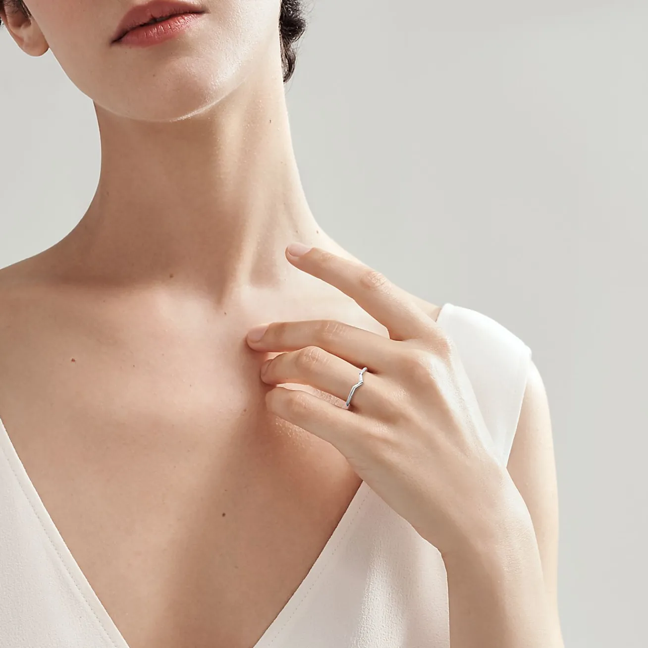Tiffany & Co. The Tiffany® Setting V band ring in platinum, 1.7 mm wide. | ^Women Rings|Stacking Rings