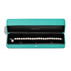 Tiffany & Co. Tiffany Essential Pearls bracelet of Akoya pearls with an 18k white gold clasp. | ^ Bracelets|Gold Jewelry