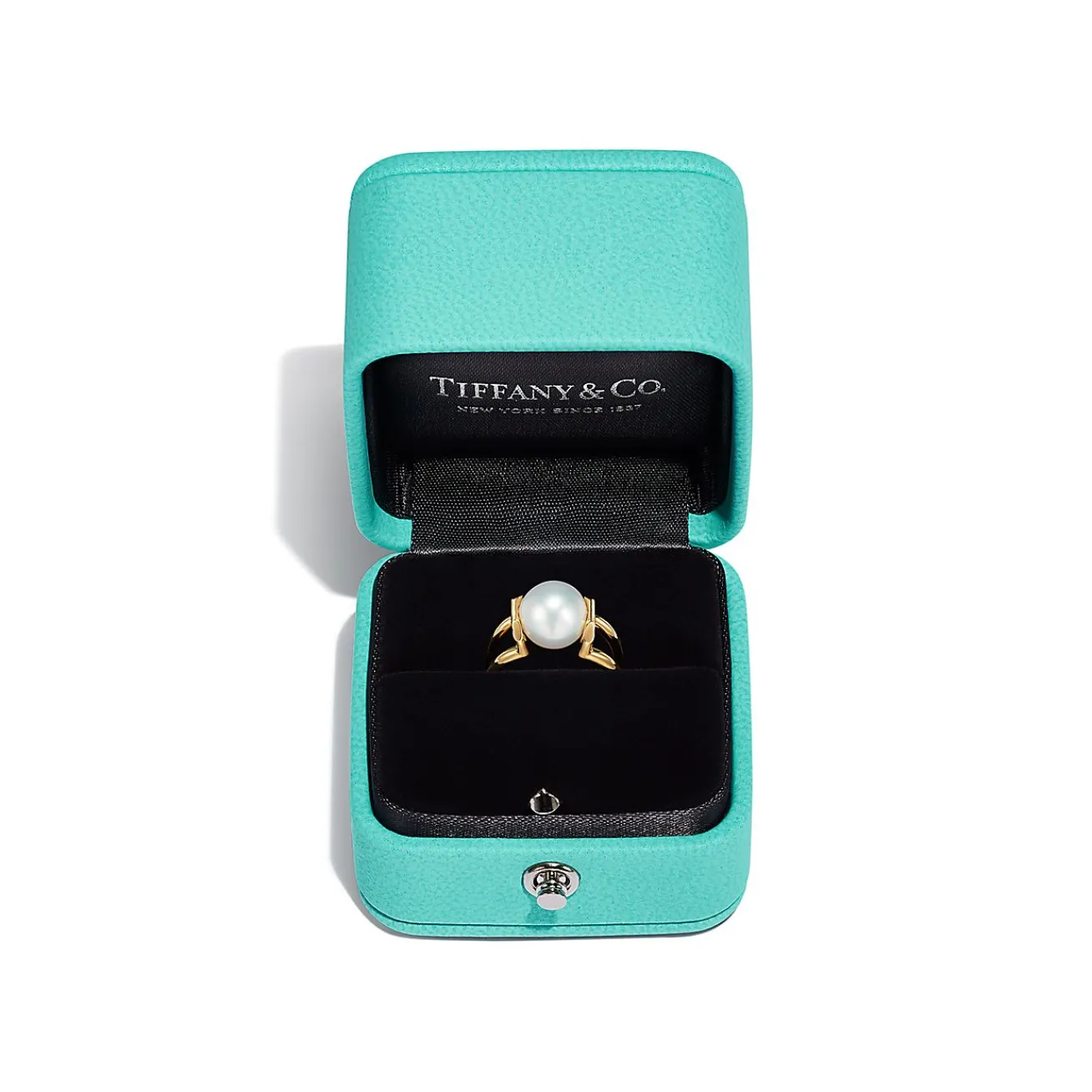 Tiffany & Co. Tiffany HardWear South Sea pearl ring in 18k gold. | ^ Rings|Men's Jewelry