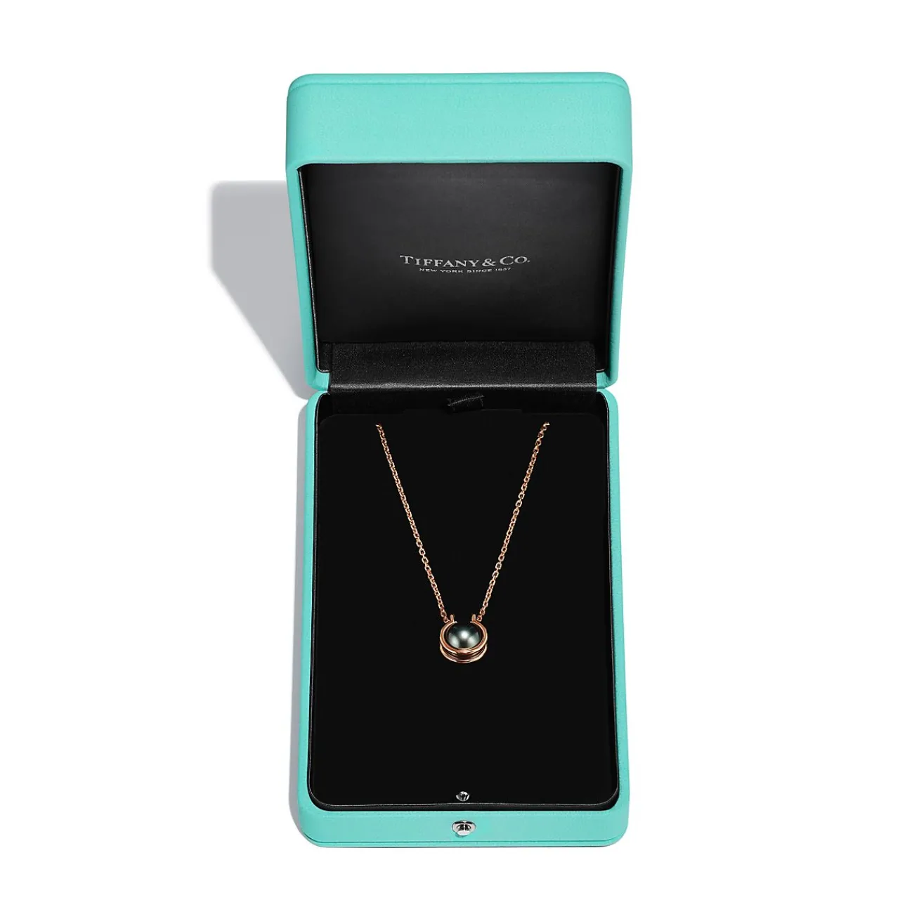 Tiffany & Co. Tiffany HardWear Tahitian black pearl link pendant in 18k rose gold. | ^ Necklaces & Pendants|Dainty Jewelry